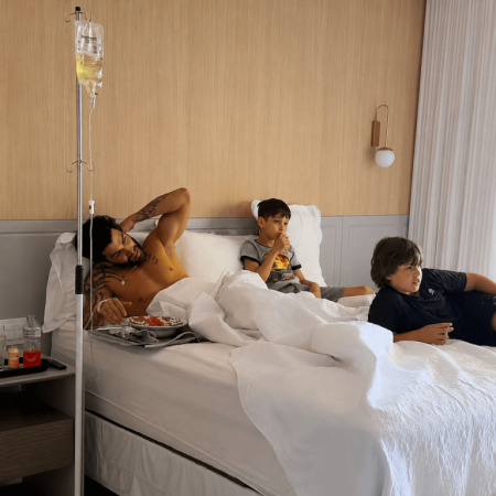 Gusttavo Lima aparece acamado enquanto assiste jogo do Brasil e motivo vem à tona