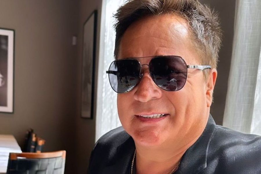 Leonardo homenageia o apresentador Silvio Santos em show feito na