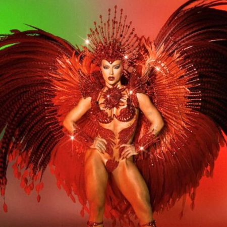 Virgínia passa perregue e tapa-sexo descola durante desfile